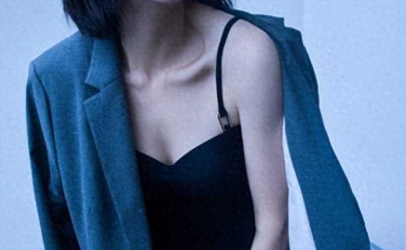 王智泳装图片写真:性感火辣身材,大美腿引人注目