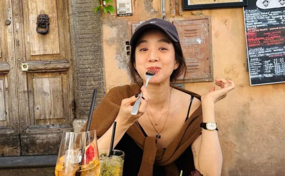 郑丽媛的私服穿搭随性又好看,还有独一份的慵懒感