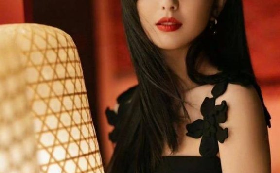 40岁佟丽娅和33岁李沁同框谁有少女感，气质比年龄更重要