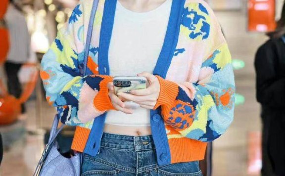 王鸥机场街拍:开衫+牛仔裤+棒球帽,时髦洋气又减龄