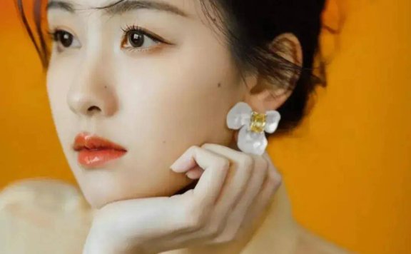 陈都灵穿轻纱上衣搭配黄色超短裙，瞬间焕然一新