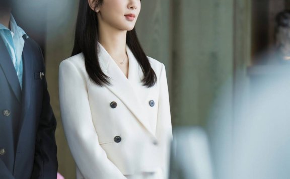 从弄堂普女到酒店继承人，杨紫上班都穿了些什么？