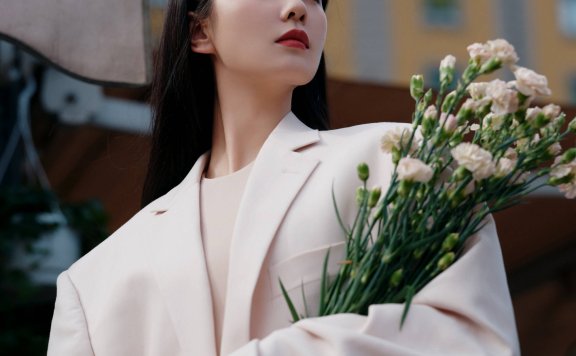 刘诗诗的穿法太高级:西装搭配缎面裙优雅知性还减龄