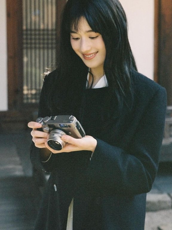 不同于影视中的千金形象,郑恩彩私下穿搭是氛围感美女,率性好看值得学习