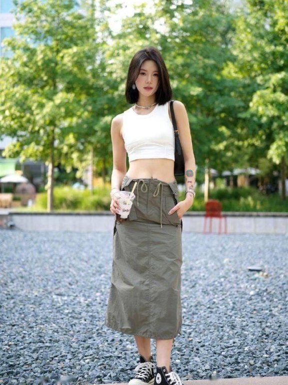 台北街拍太惊艳:满街女生都“衣露脐、裙露胯”,人人都时髦养眼