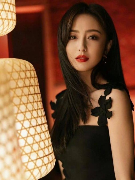 40岁佟丽娅和33岁李沁同框谁有少女感,气质比年龄更重要