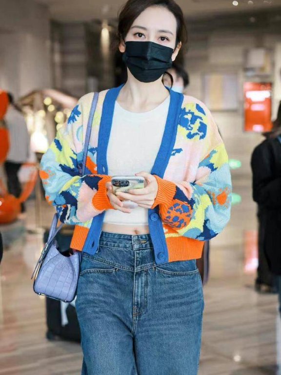 王鸥机场街拍:开衫+牛仔裤+棒球帽,时髦洋气又减龄