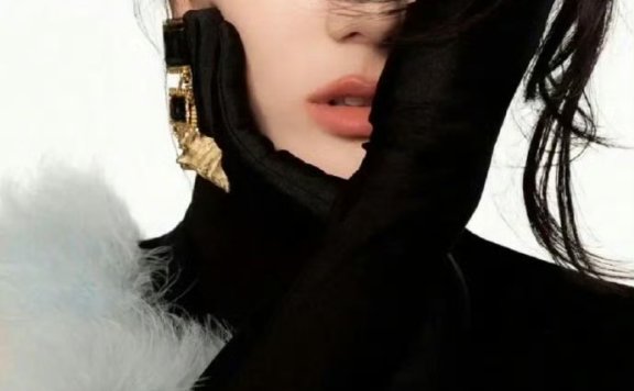 迪丽热巴和杨紫时尚芭莎造型,你喜欢谁?