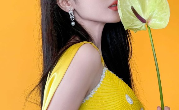 迪丽热巴 in Alexis Mabille Spring 2023 Couture