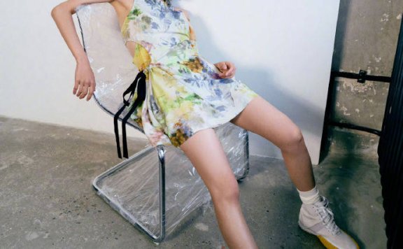 文琪在《红秀》封面演绎夏日自由感穿搭,清爽自然有灵性