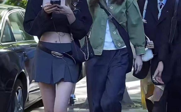 被上海街拍惊艳到！满大街都是“低腰裤、裙”，小细腰露肚脐养眼