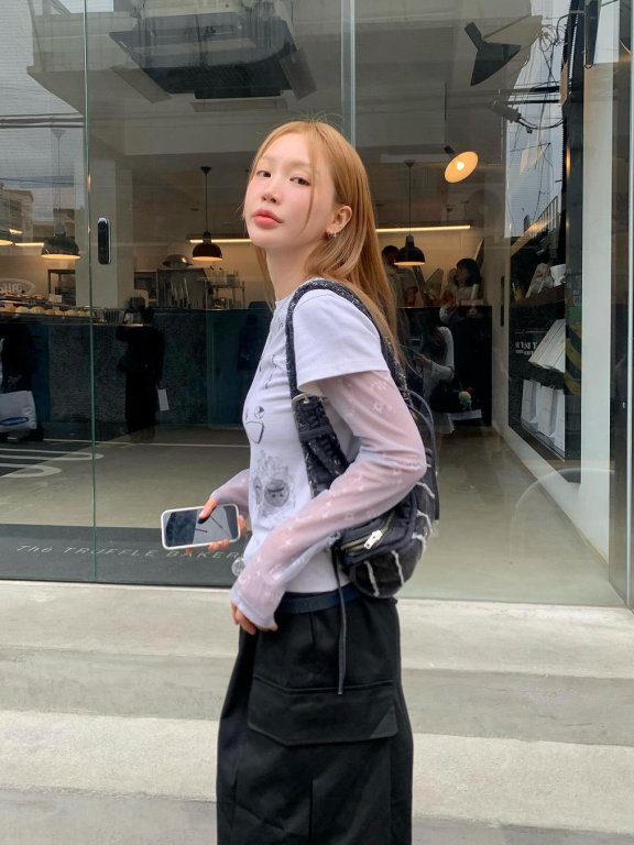 学会将基础款穿得又帅又酷?学习透肤上衣内搭法,Jennie也爱这样穿
