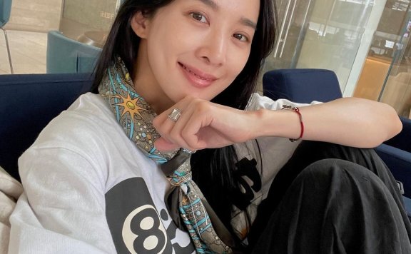在帅气假小子和知性小姐姐中来回切换,最反差的潮人属李清娥最会穿