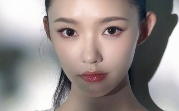 林允的最新美图 好喜欢这种光影感