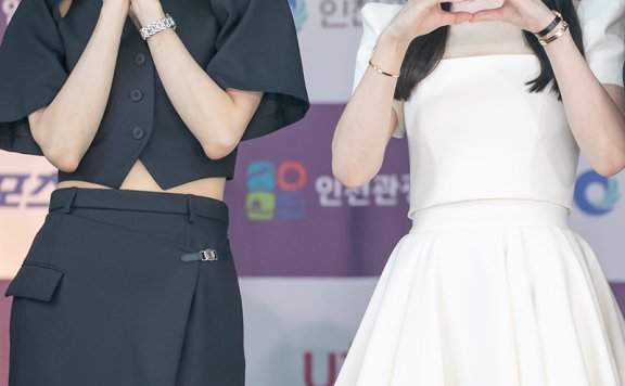 又一对神颜组合，宋慧乔和秀智同框，黑白搭配各自闪耀