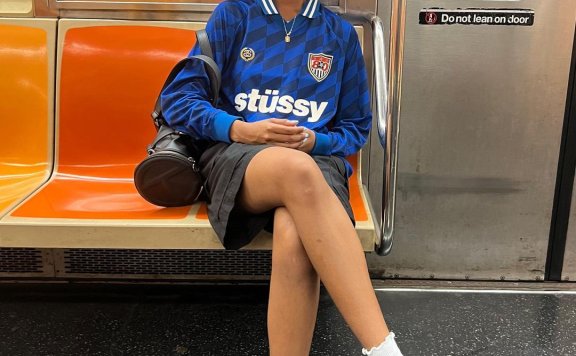 当前大热的Blokette风格是什么?甜美和酷炫并存的运动少女风强势来袭,Jennie也爱穿