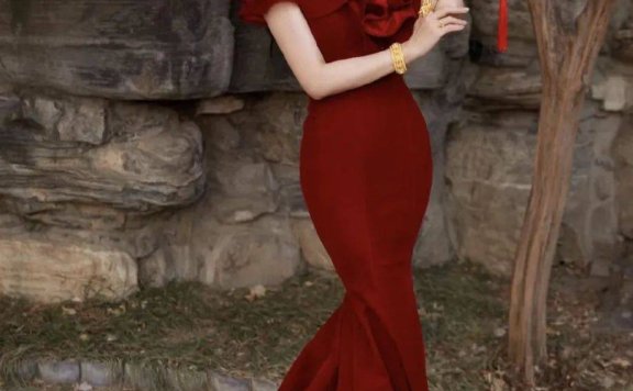 被刘涛惊艳到了!一袭红色鱼尾裙凹出完美身线,巴掌腰好撩人