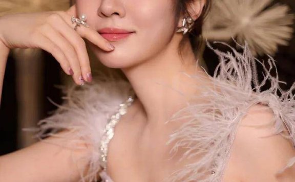 王晓晨穿低胸长裙超靓!肤白貌美大长腿魔鬼身材性感火辣