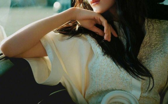 巴黎时装周迪丽热巴的品牌大使待遇差异引发热议,2024年春夏白色连衣裙成焦点