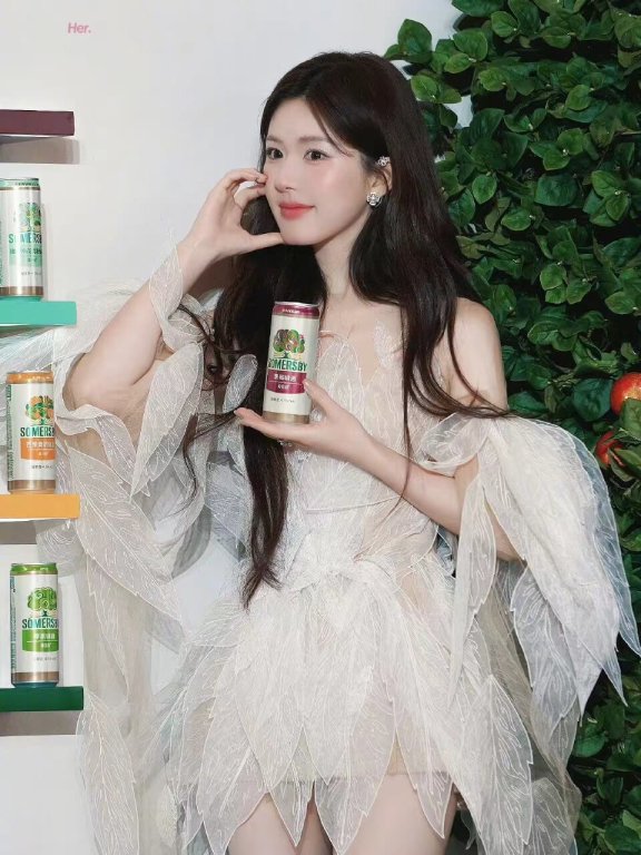 赵露思的活动照片好美