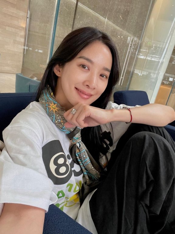 在帅气假小子和知性小姐姐中来回切换,最反差的潮人属李清娥最会穿