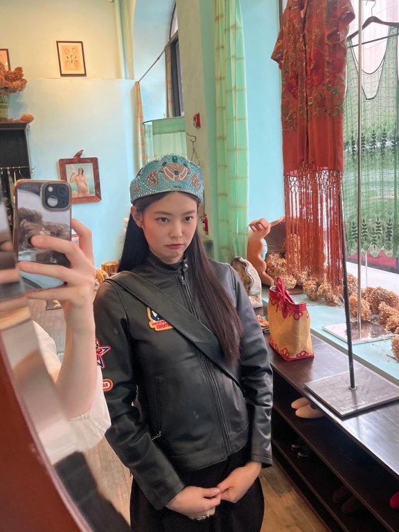 当完模特儿又当主持人,Jennie的这个夏天就连日常穿衣打扮也很精彩