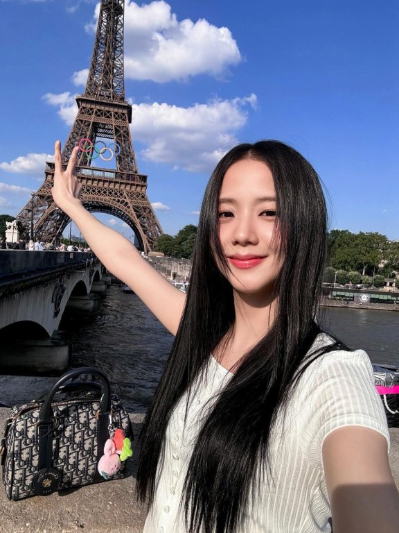 沒有刘海反而能修饰脸型?Jisoo和李圣经也爱留清爽的中分层次发型
