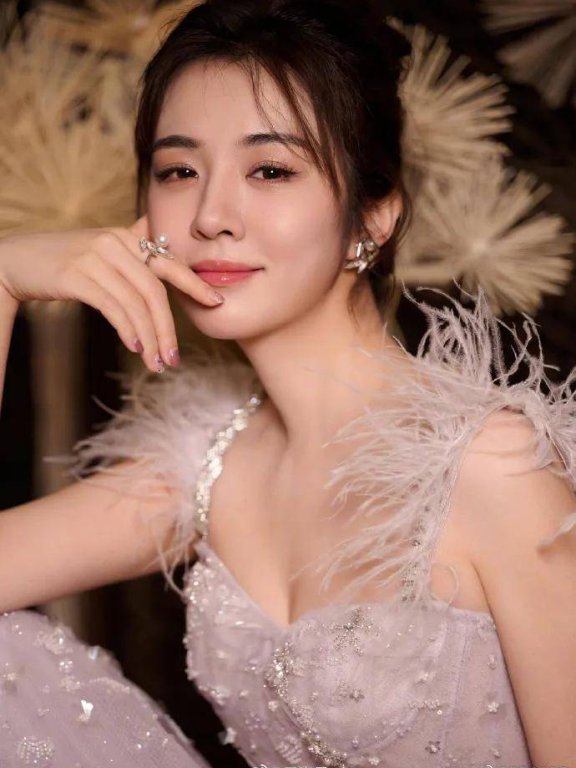 王晓晨穿低胸长裙超靓!肤白貌美大长腿魔鬼身材性感火辣