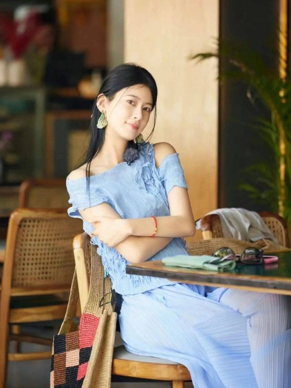 东北甜妹从小透明一跃成为芒果台红人和穿搭界的顶流,她是靠什么?