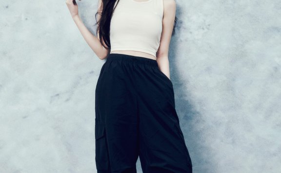 IU为New Balance拍摄夏日特辑：机能跑鞋搭配运动裤，帅的刚刚好