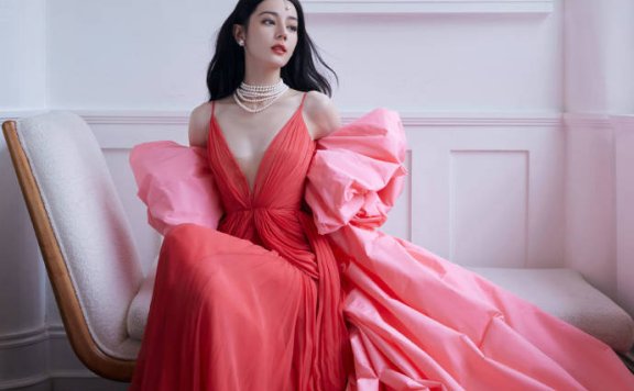 迪丽热巴的粉色穿搭来一波