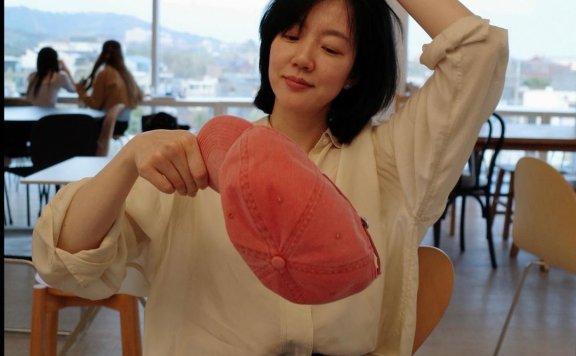 能把白衬衫穿得如此淡然舒适，林秀晶的私人穿搭很适合我们参考