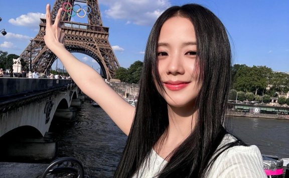 在巴黎铁塔前留下和奥运标志的打卡照,Jisoo和金妍儿身上的Dior Bag一样都吸睛