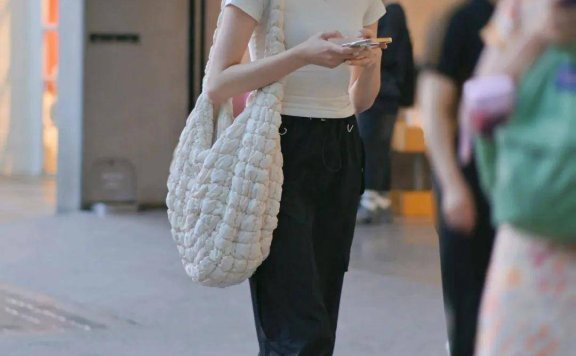 上海夏日街拍：长裙平底鞋优雅穿搭自在行