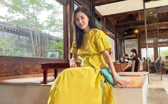 李嘉欣晒旅游照，穿的嫩脸也还是很漂亮，一看就是保养很好的老奶奶！