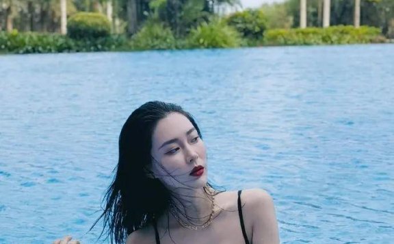 胡然晒黑色泳装照大秀事业线大美腿!魔鬼身材性感火辣