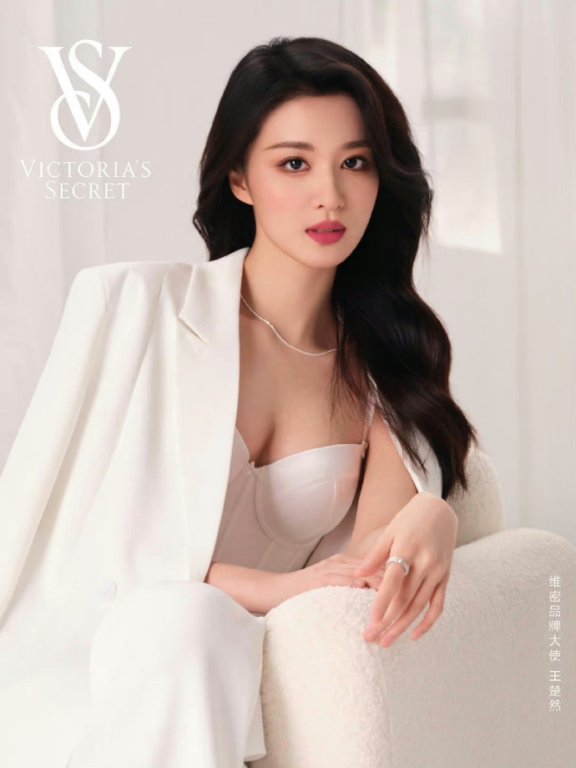 王楚然果然是天生的衣架子,这身穿搭好顶 