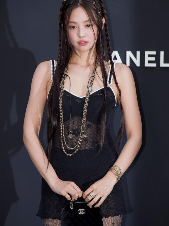 戒指也能当发饰?Jennie出席CHANEL Coco Crush首尔品牌快闪店,造型又美又潮