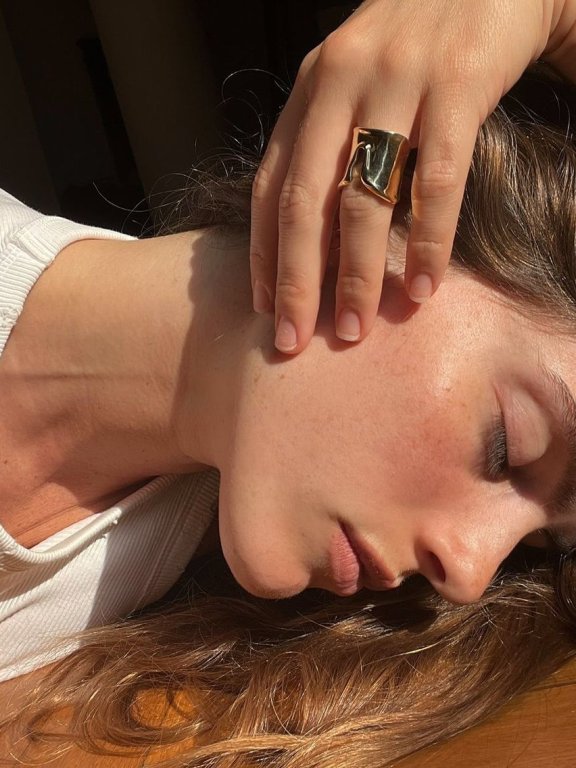 萦绕于指尖、蜿蜒动人的美:Tiffany & Co. 推出两款新戒指纪念设计师Elsa Peretti