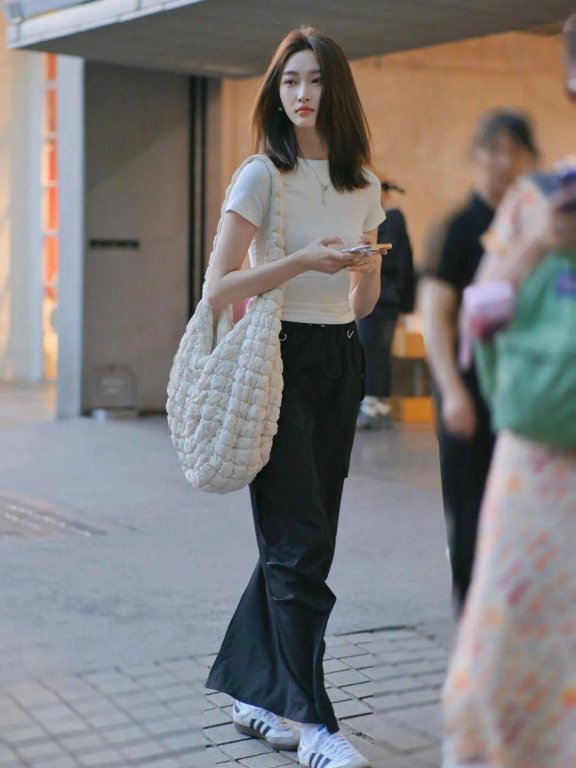 上海夏日街拍:长裙平底鞋优雅穿搭自在行