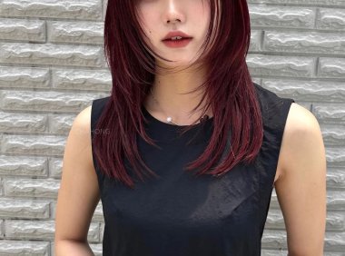 室內是低调自然棕,出去变成耀眼的红,好多女生都爱染红棕发色