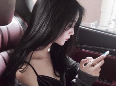 在公车上被一个又一个的乘客撞到 真的很闹心