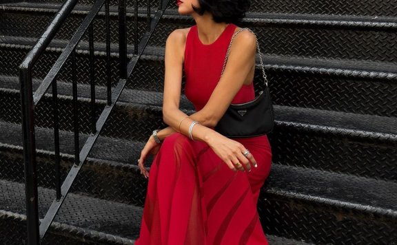 从冬天穿到夏天,红色系服装依然很流行,和夏天一样热情奔放