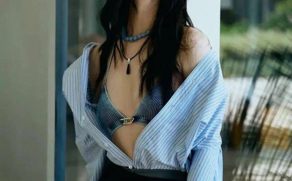 倪妮的混搭技术太辣眼!上身一览无余,下身内裤外穿,恨不得露光!