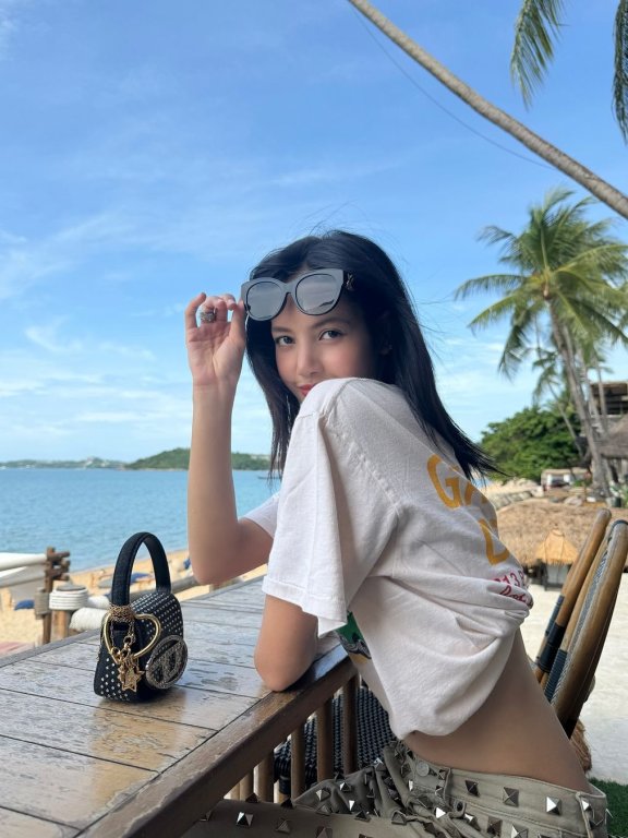 度假风穿搭模板:这个暑假Lisa出去玩都爱穿什么?