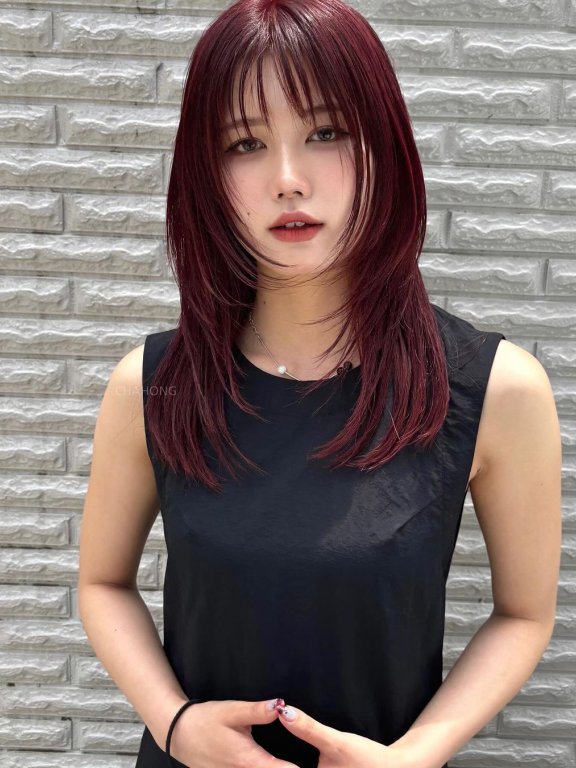 室內是低调自然棕,出去变成耀眼的红,好多女生都爱染红棕发色
