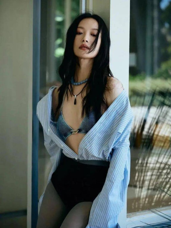 倪妮的混搭技术太辣眼!上身一览无余,下身内裤外穿,恨不得露光!