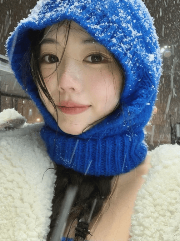 幼态脸也能驾驭时尚?看ins穿搭博主如何演绎可爱新风尚