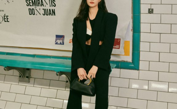 李一桐街头最新写真 职业装女上司即视感