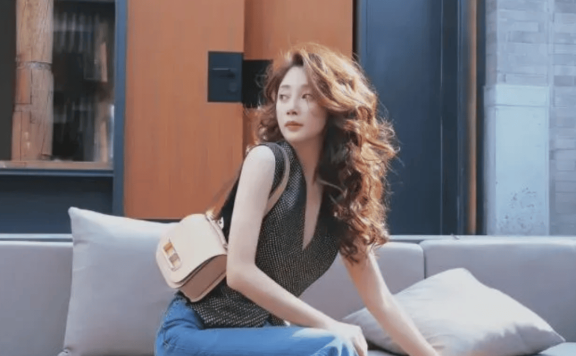 殷桃换发型像换脸!羊毛卷发配“真空”马甲,挡不住的风情万种